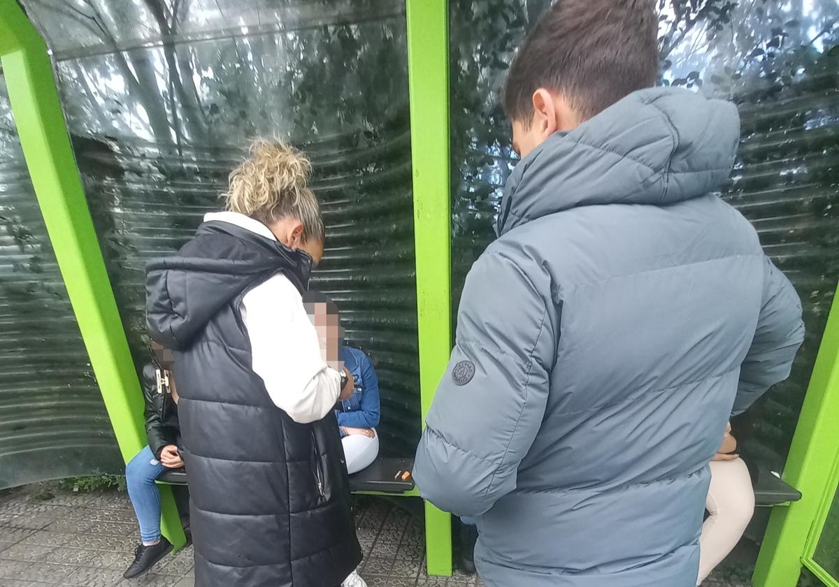 Los agentes en la parada de autobús donde localizaron a dos jóvenes consumiendo sustancias prohibidas.