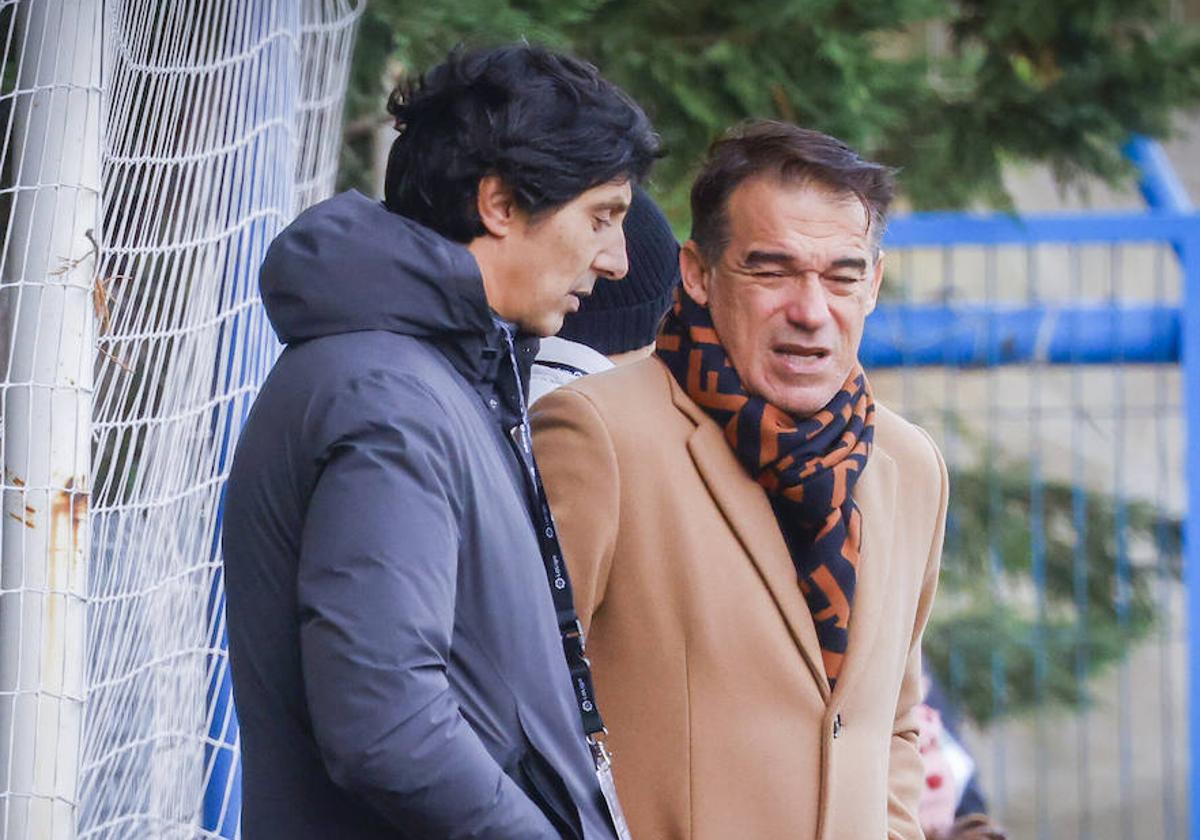 Sergio Fernández y Luis García charlan en un partido del filial.