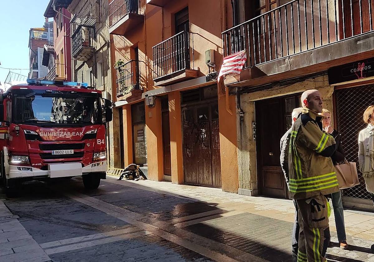 Los bomberos llevaron a cabo unas maniobras para garantizar la seguridad en la villa.