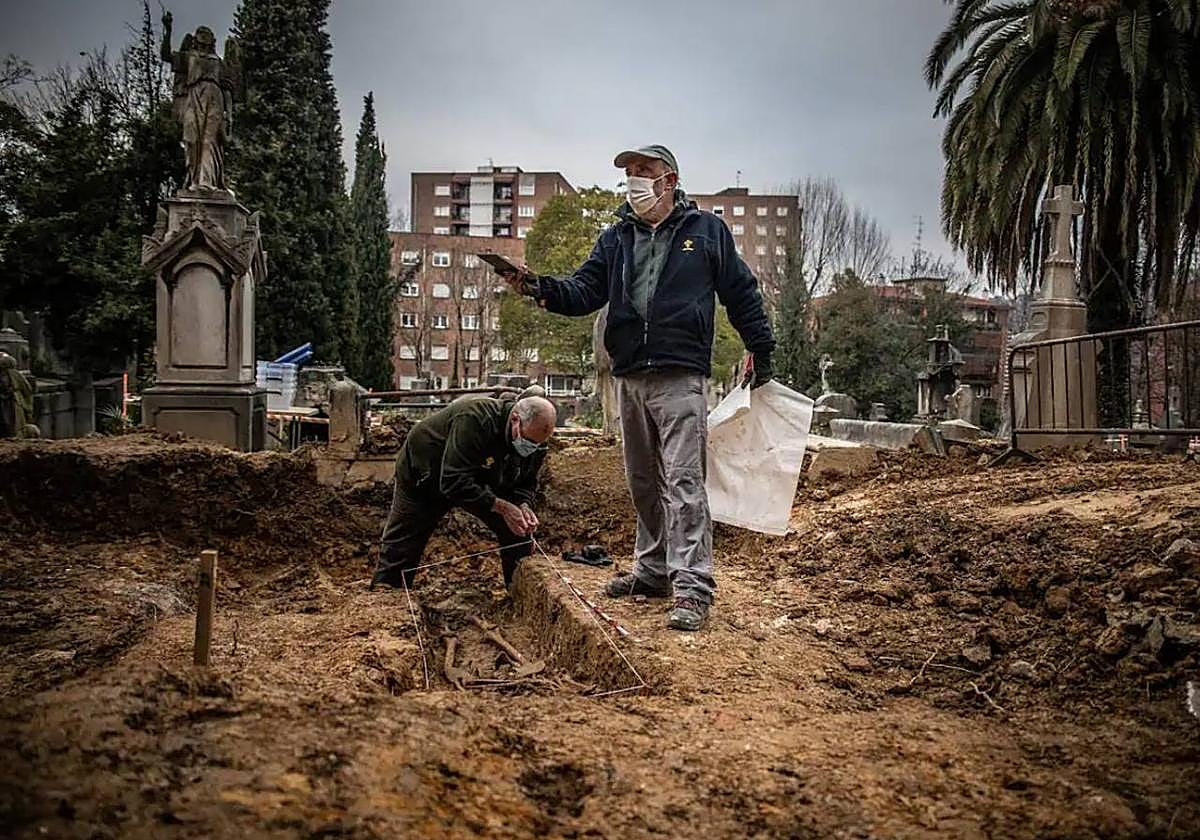 Gudari baten gorpuzkiak lurpetik ateratzeko lanak Begoñako hilerrian, duela bi urteko argazki batean.