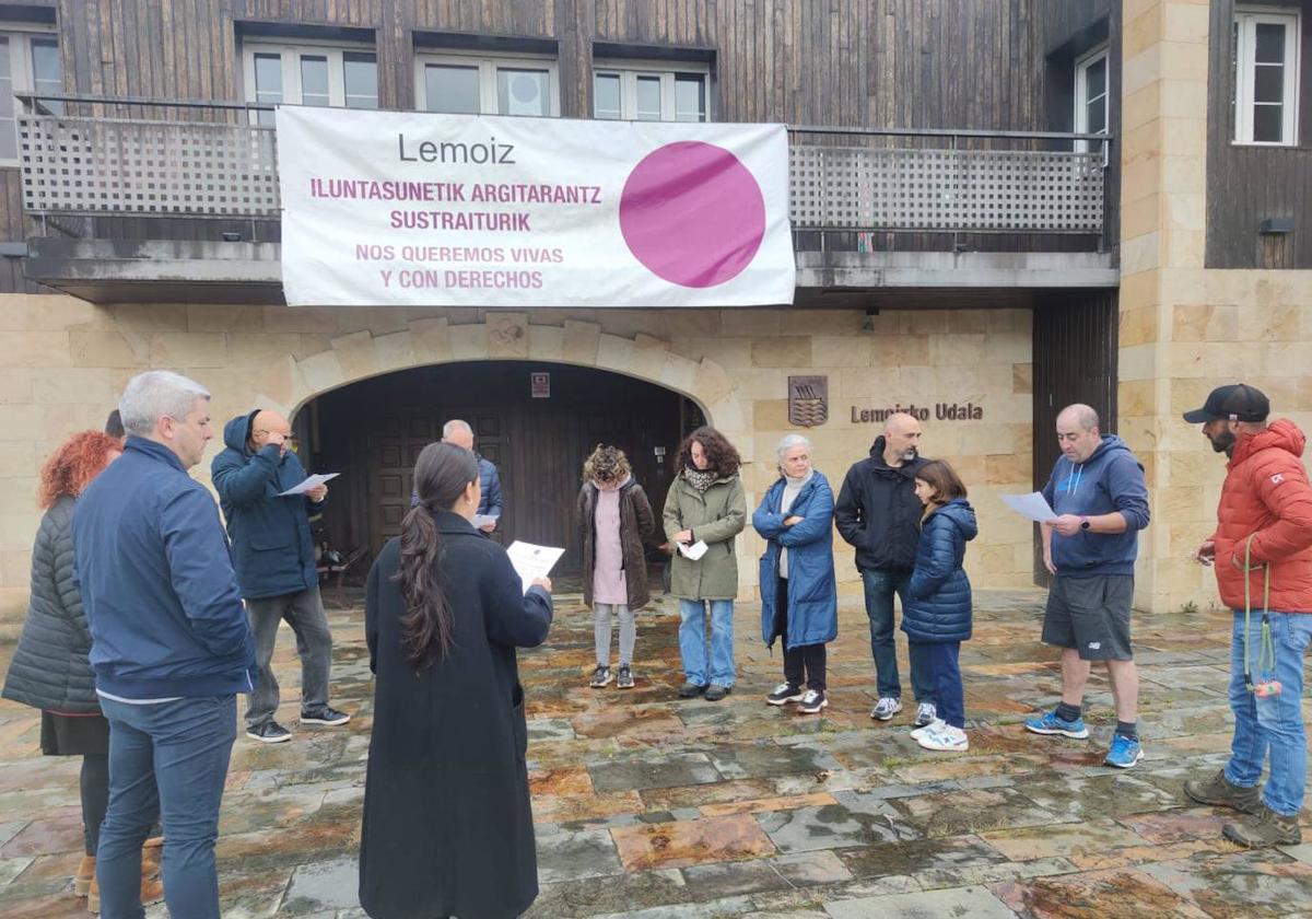 Una concentración frente al Ayuntamiento de Lemoiz en rechazo a la violencia contra las mujeres.