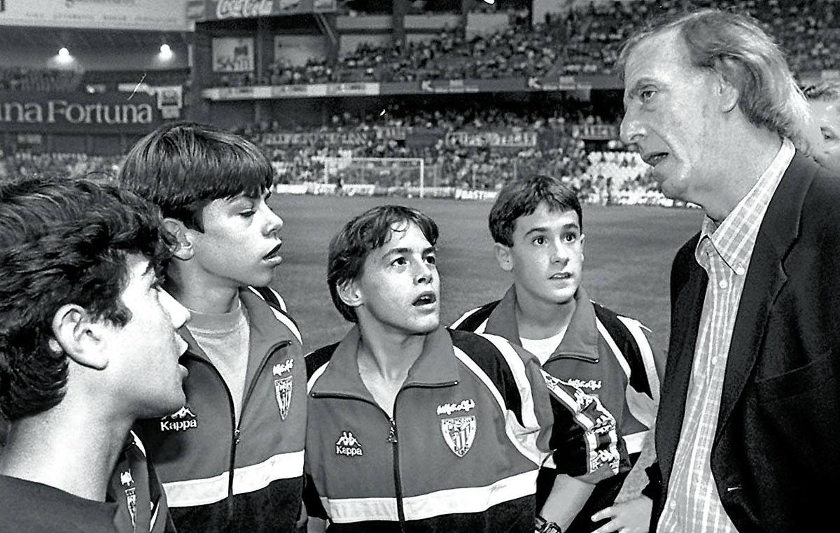 Menotti, con los recogepelotas de San Mamés (Ibon Gutiérrez es el primero de la izquierda), antes del partido de vuelta con la Sampdoria.