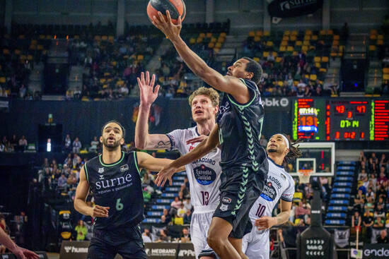 Renfroe anota con una bandeja ante el Obradoiro en Miribilla.