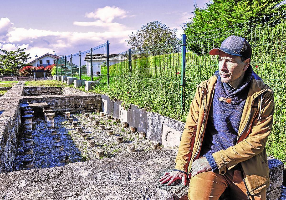 Miguel Loza posa ante la planta de uno de los edificios de Arkaia.