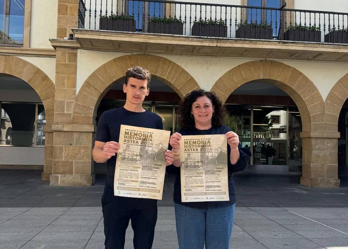 El concejal de Cultura, Koldo Bilbao y la alcaldesa, Ainhoa Salterain, presentaron los actos conmemorativos.