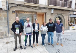 Representantes del Durango Rugby Taldea, el instituto Fray Juan de Zumarraga, La Caixa y La Cuadri del Hospi posan con el cartel del evento.