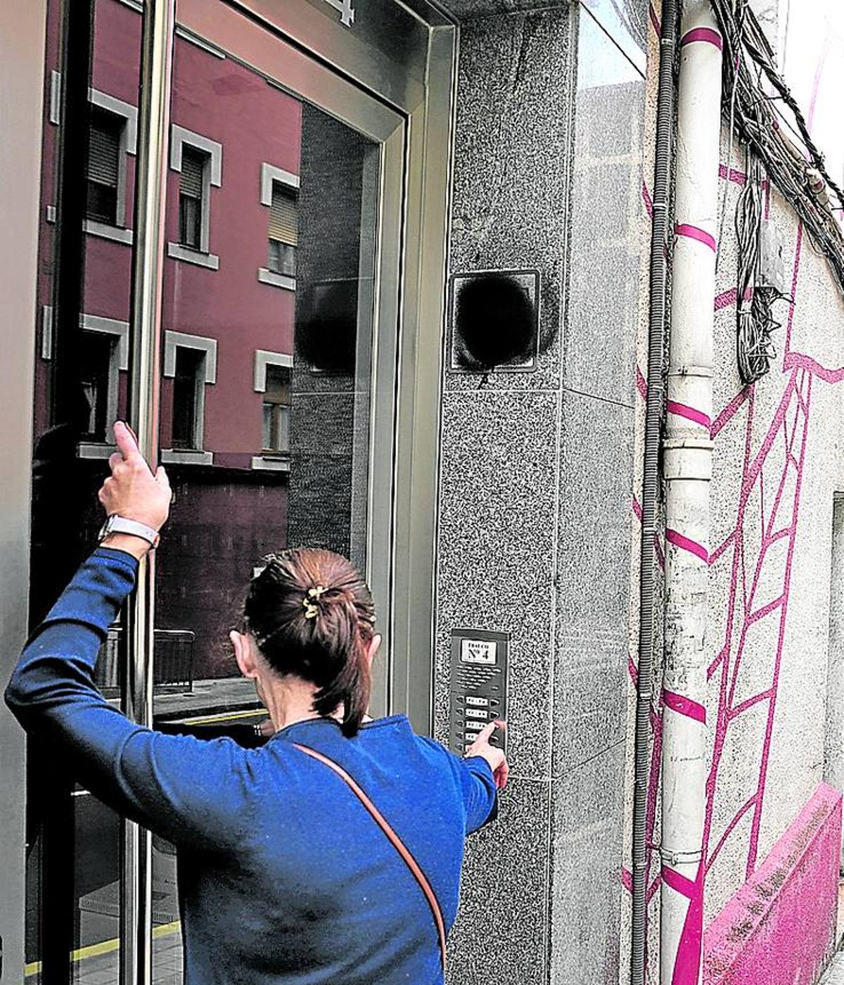 La placa identificativa de un piso turísticos vandalizada en Uribarri.