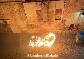 Balmaseda, investigado un hombre por el incendio provocado de un vehículo y nueve contenedores