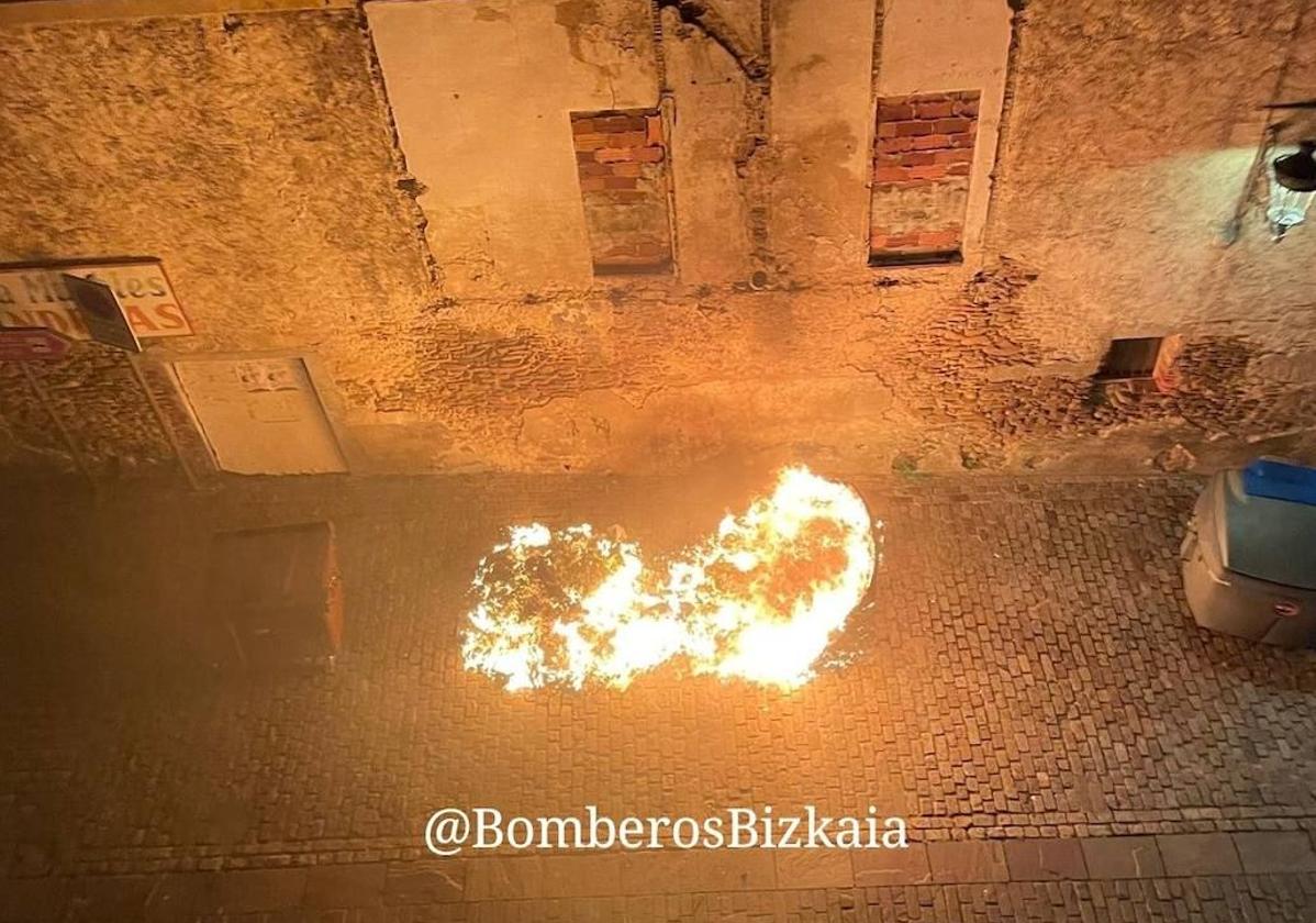 Balmaseda, investigado un hombre por el incendio provocado de un vehículo y nueve contenedores