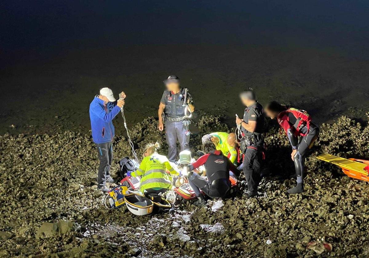 Sanitarios asisten al pescador.