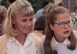 Olivia Newton-John y Susan Buckner, en Grease (1978).