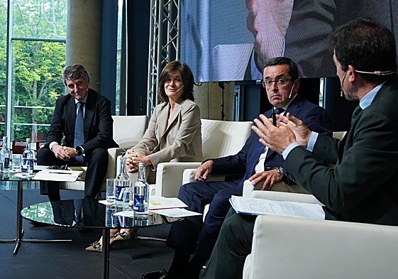De izquierda a derecha, el director de Euskaltel y presidente BasqueFIK, Jon Ander de la Fuente; la presidenta de la Sociedad Deportiva Eibar, Amaia Gorostiza, el director general de Zabalgarbi, Mikel Huizi; y el moderador del debate, Juanjo Álvarez.