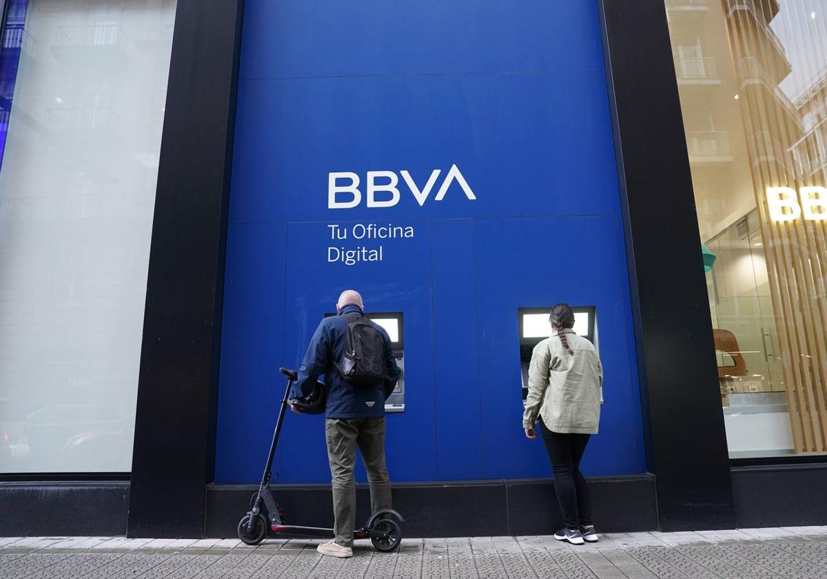 Clientes en un cajero del BBVA en Bilbao.