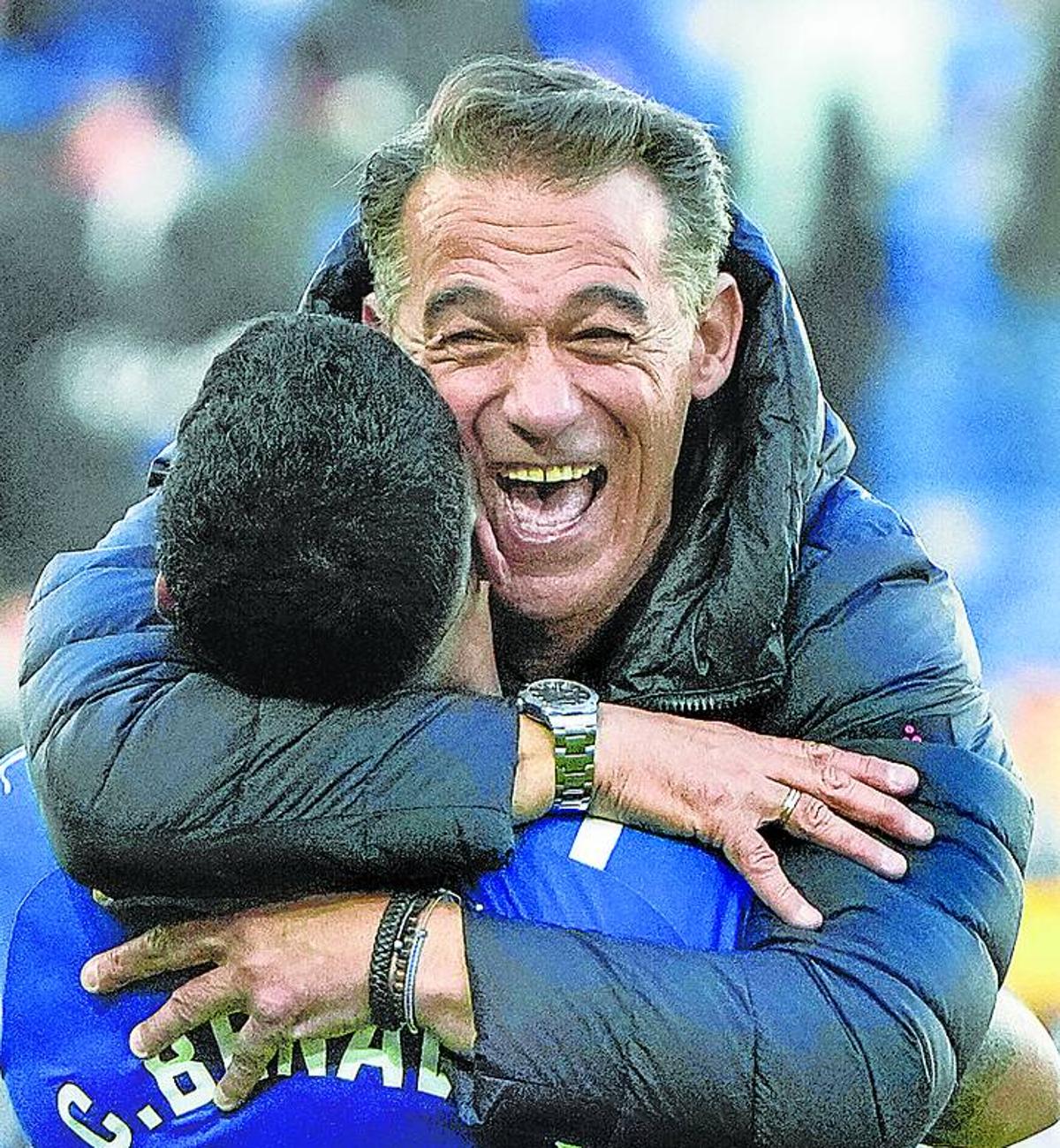 Luis García se abraza a Benavídez en el duelo ante el Atlético.