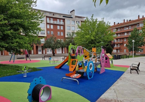 El nuevo parque tiene un diseño atractivo para los niños y un carrusel inclusivo.