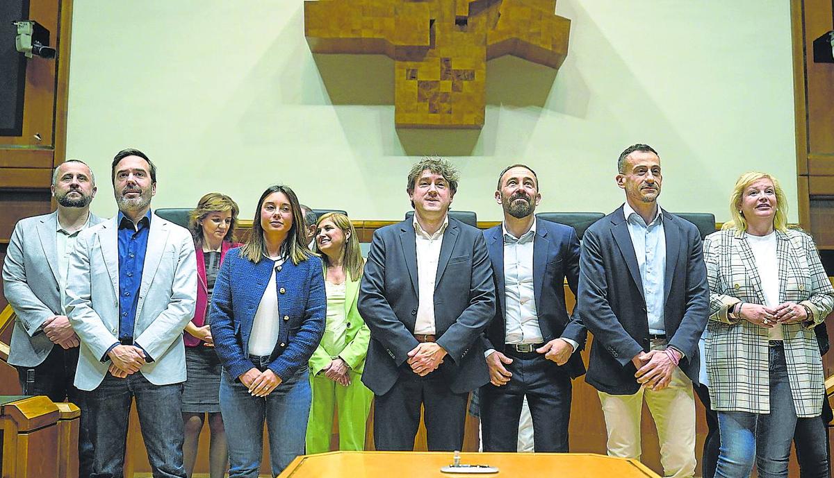 Eneko Andueza, ayer en el Parlamento vasco con el resto de miembros del grupo socialista.