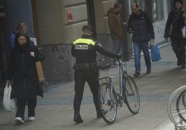 Un agente recupera una bici robada en otra intervención policial.