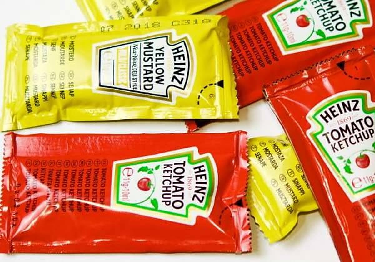 Adiós a los sobres de kétchup y a los azucarillos: esta es la fecha en la que desaparecerán