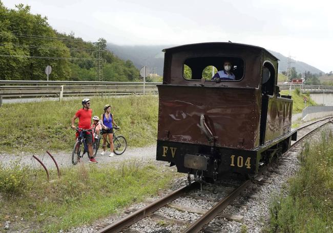 Cicloturistas contemplan una de las piezas del Museo del Ferrocarril de Azpeitia.