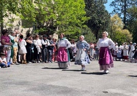 Baile de las 'entradillas de Arrastaria' en el santuario de la Antigua.