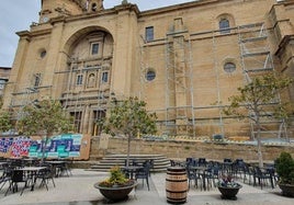 El andamio se está montando ya en la iglesia de la Asunción de Labastida.