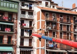 Un joven logra la bandera al final de la cucaña de Ondarroa.