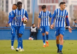 Mendes y Ropero, en primer término, reflejan la decepción en un encuentro de Ibaia.