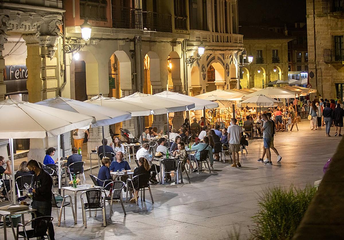 Ambiente nocturno en las terrazas de Avilés.