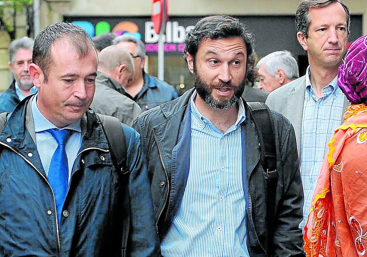 José María Martínez, en el centro, se encamina al tribunal durante el juicio en la Audiencia de Bizkaia.