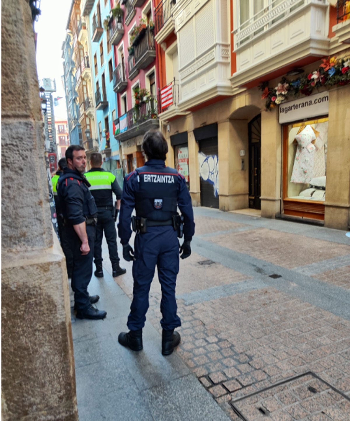 Cinco obreros heridos al desplomarse el interior de un edificio en rehabilitación en el Casco Viejo