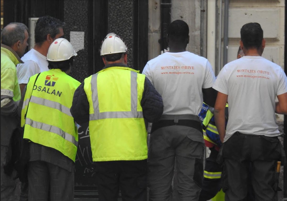 Cinco obreros heridos al desplomarse el interior de un edificio en rehabilitación en el Casco Viejo