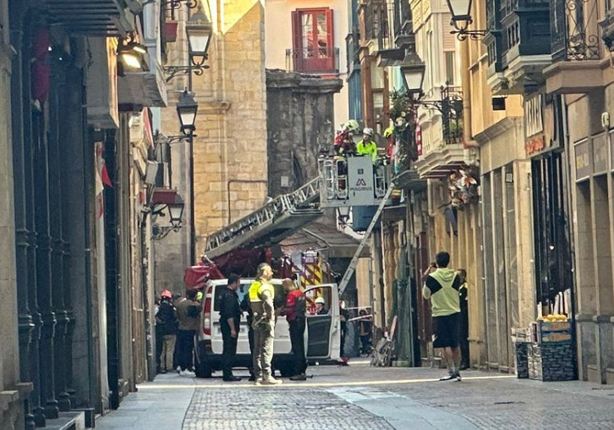 Cinco obreros heridos al desplomarse el interior de un edificio en rehabilitación en el Casco Viejo