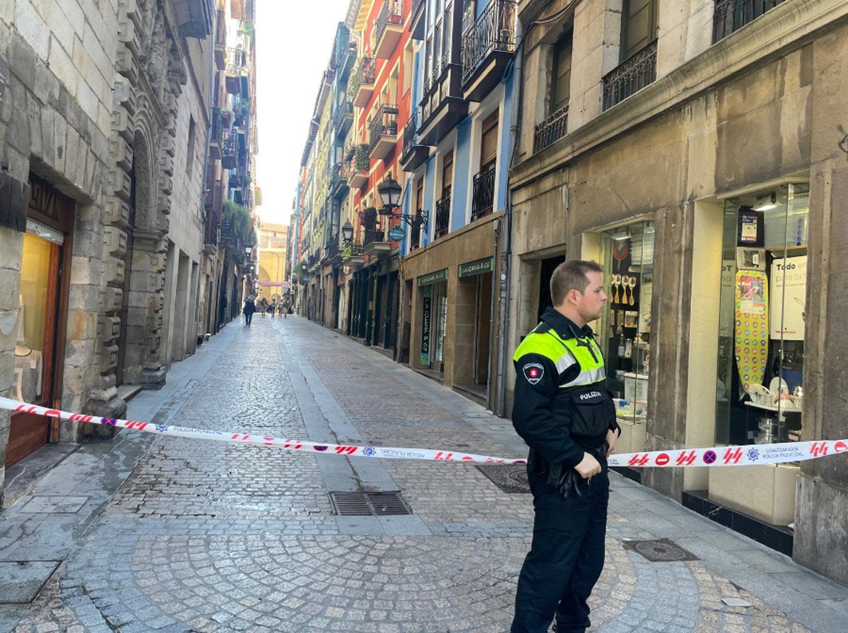 Cinco obreros heridos al desplomarse el interior de un edificio en rehabilitación en el Casco Viejo