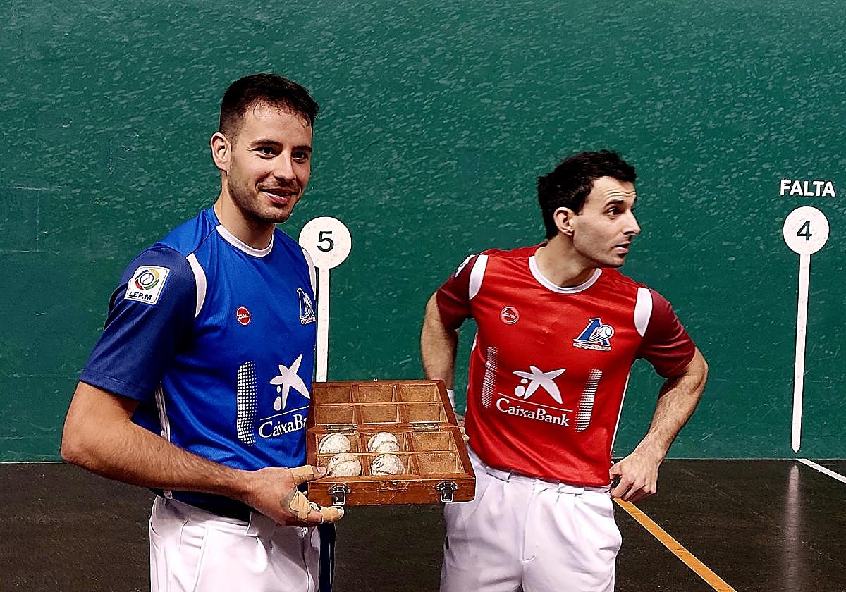 Darío sostiene el material escogido este jueves mientras Altuna habla con los presentes en el frontón Astelena.