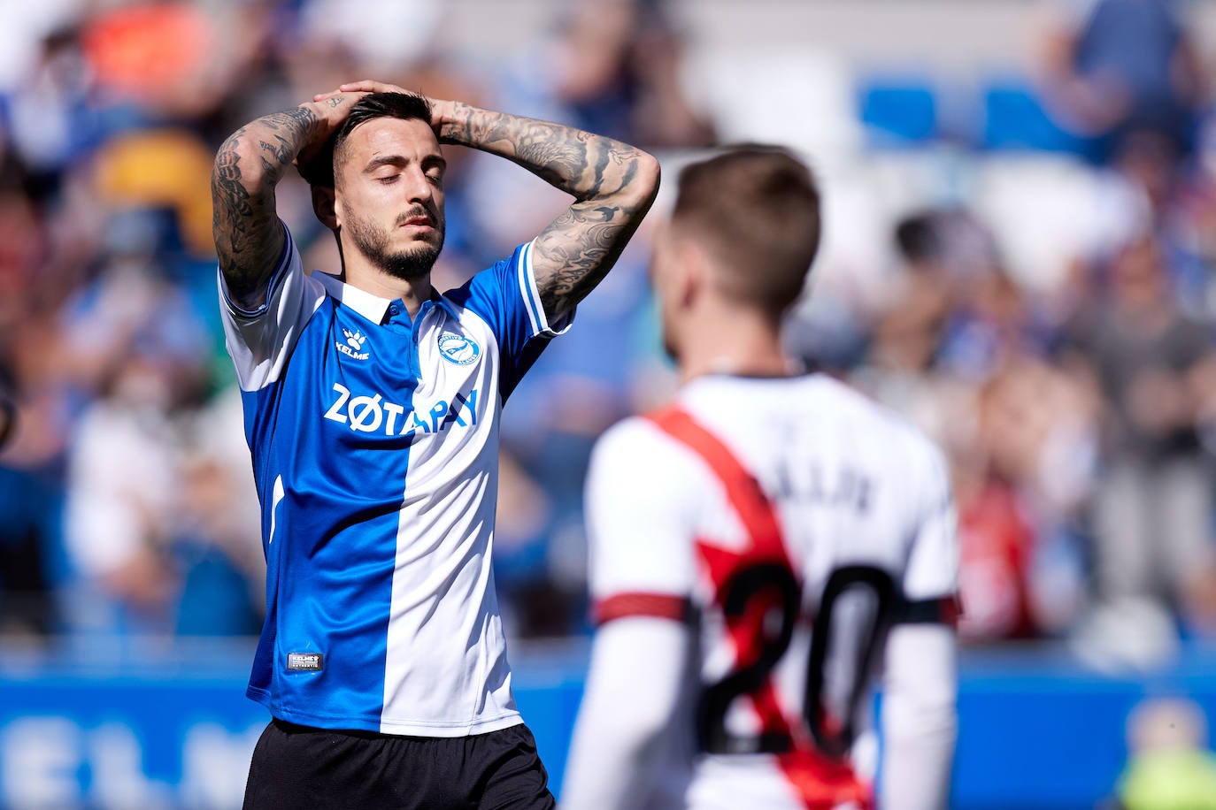 Joselu se lamenta en un partido con el Alavés.