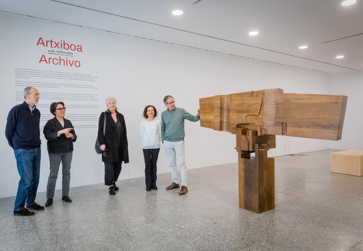 Herráez, directora de Artium, y Roseras, responsable de la Biblioteca y Centro de Documentación, junto a Jonan, Mónica y Gorka, hijos de Basterretxea.