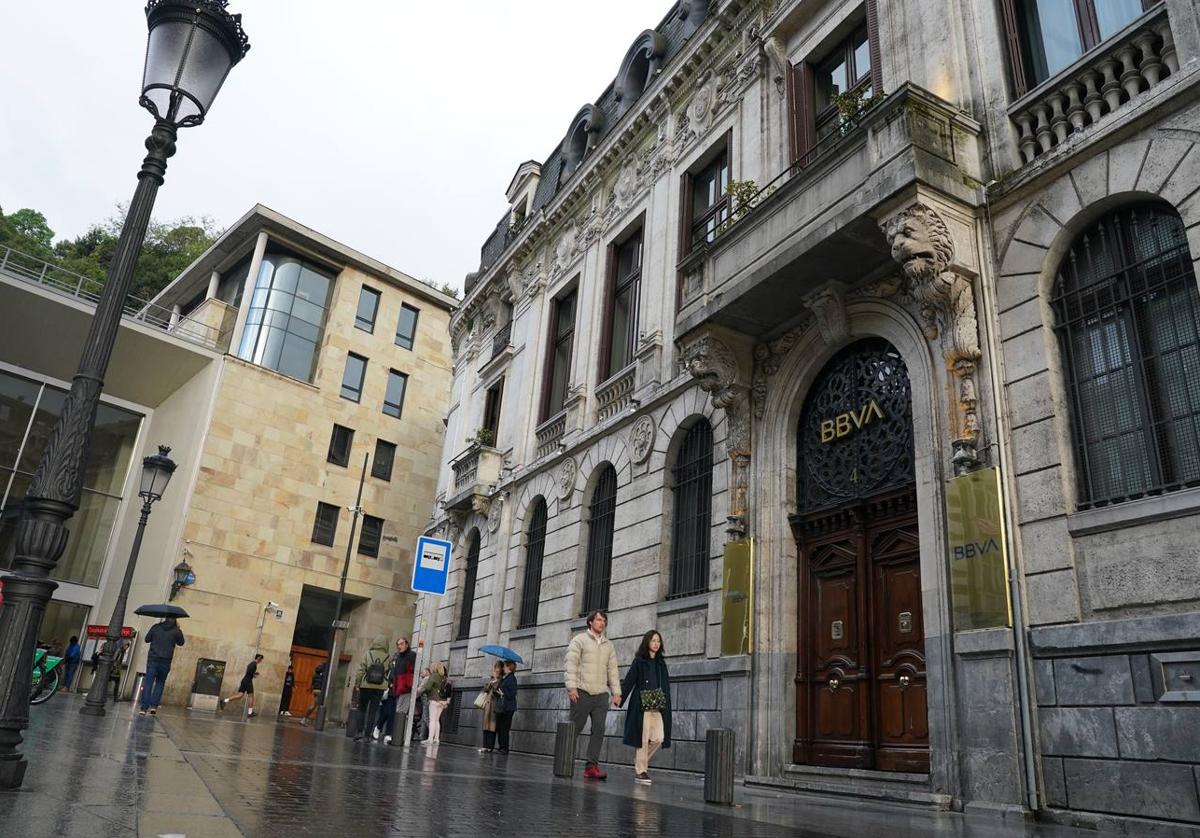 La histórica y todavía actual sede social del BBVA en la Plaza San Nicolás de Bilbao.