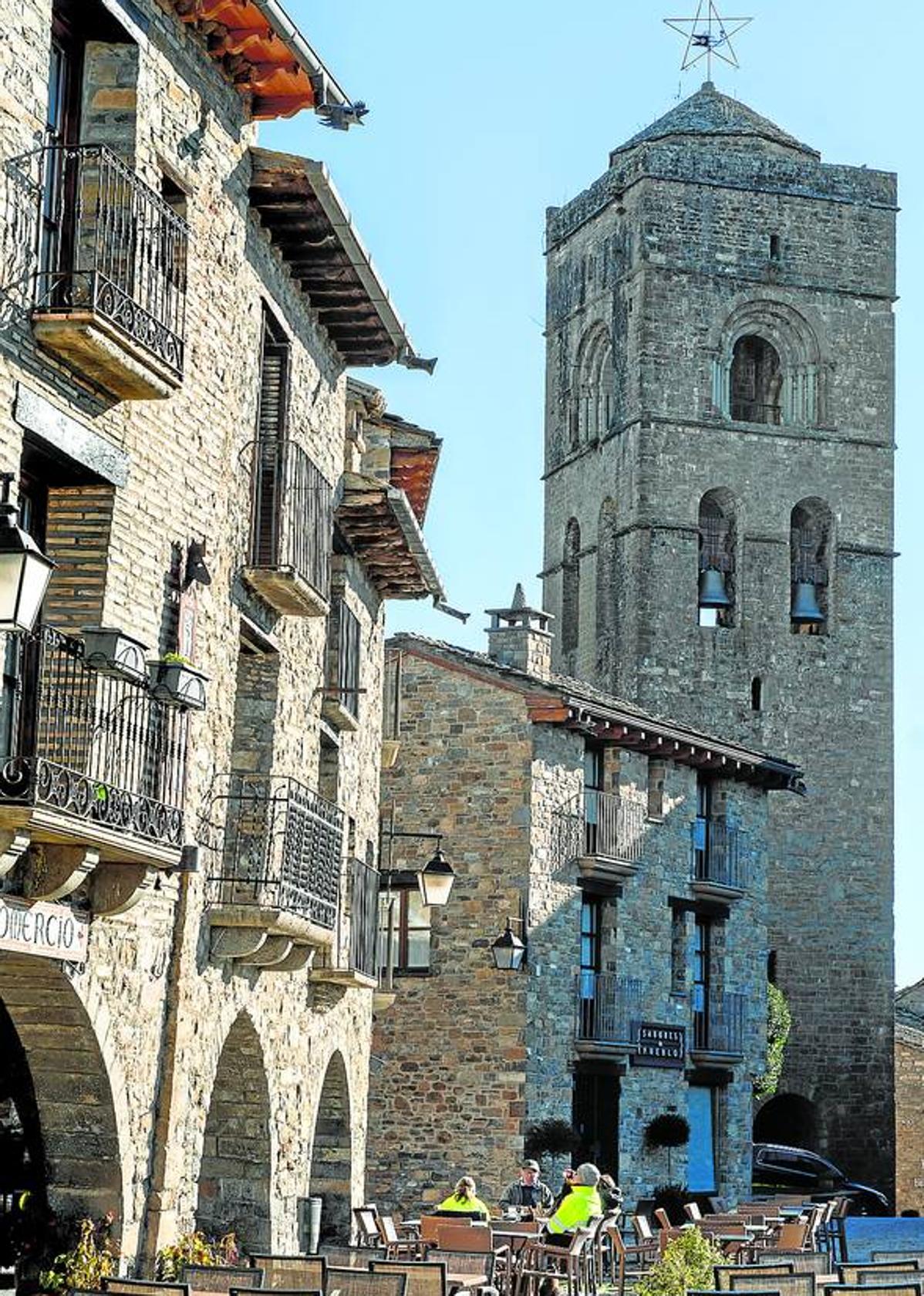 La torre de la iglesia de Santa María domina una de las plazas más pintorescas de España.