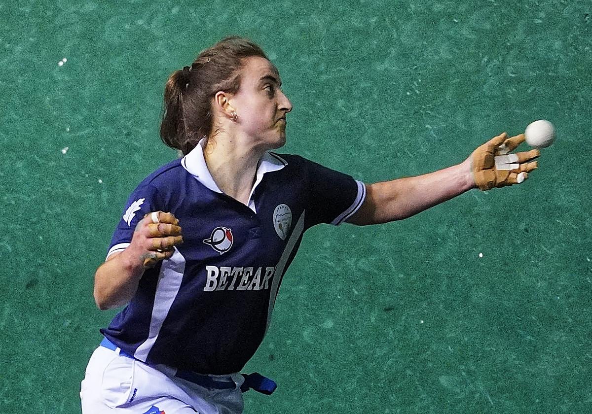 Larrarte saca la izquierda para colocar la pelota en el 'txoko'.