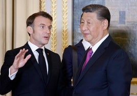 El presidente francés Emmanuel Macron habla con el presidente de China, Xi Jinping.