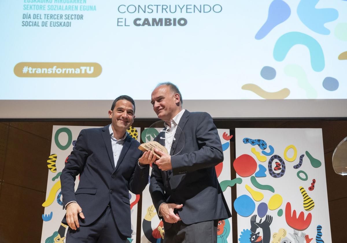 Entrega del reconocimiento Sareen Saria al voluntario de Cáritas Bizkaia Gonzalo Rodríguez.