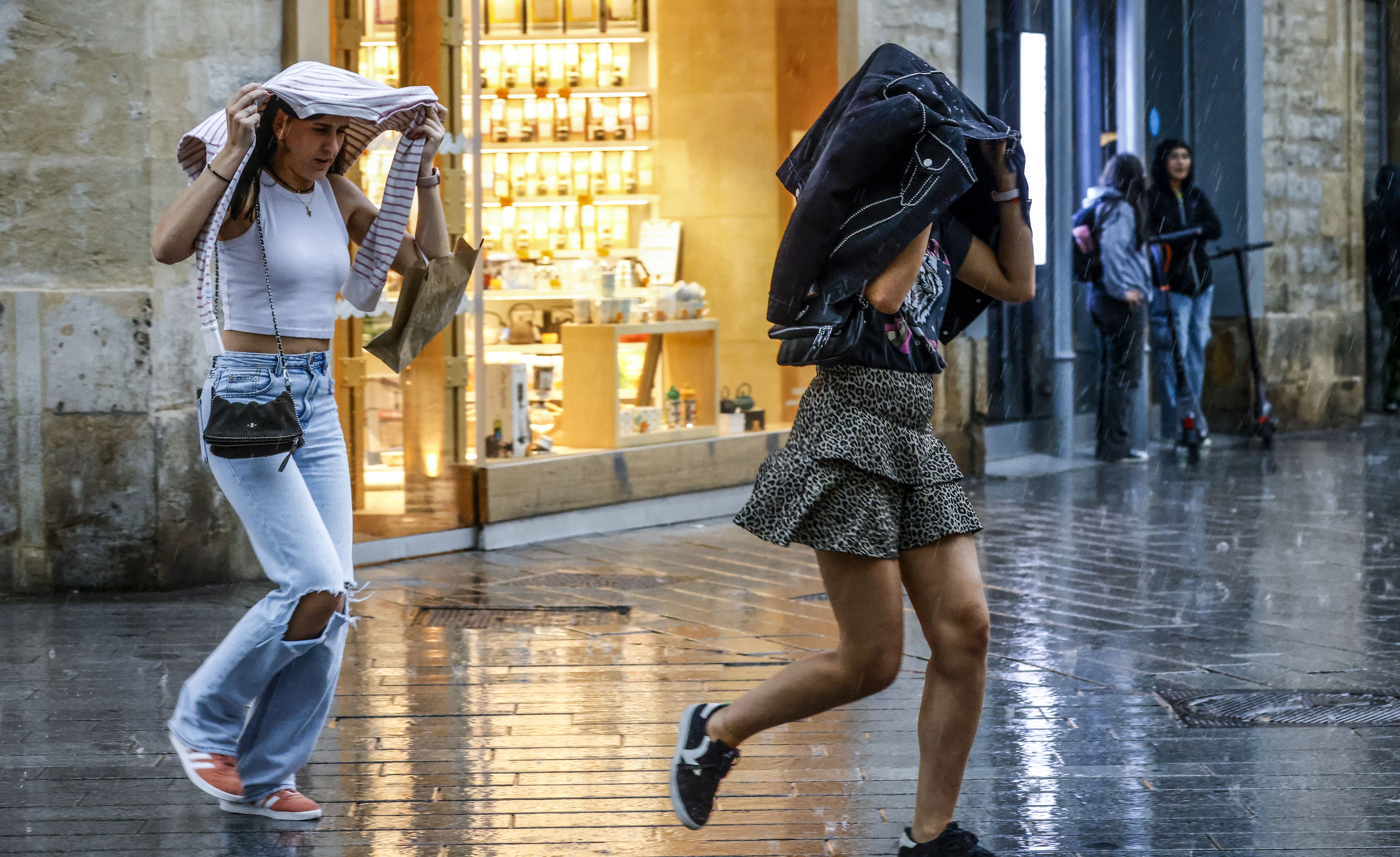 Las tormentas de este sábado en Vitoria, en imágenes
