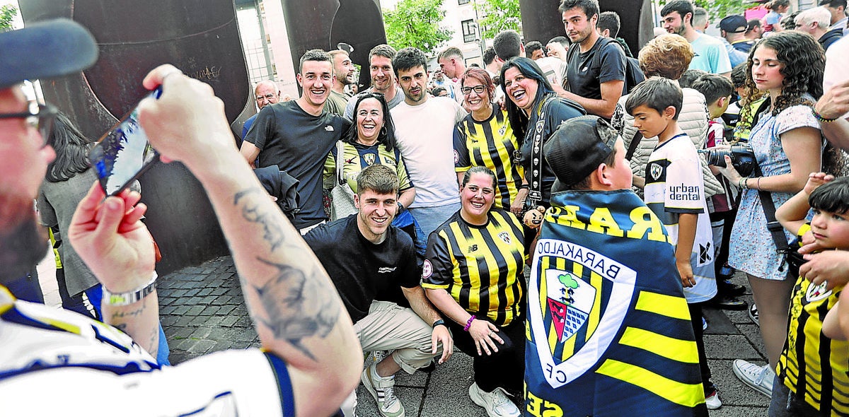 La afición del Barakaldo respondió en masa a la convocatoria del viernes para alentar al equipo antes de viajar a La Palma.