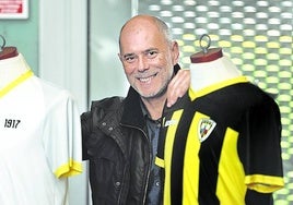 Ricardo Arana, junto a la equipación del Barakaldo.