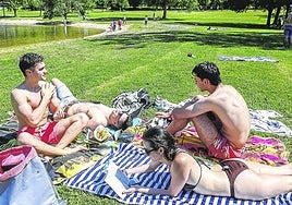Jóvenes disfrutan en Landa de la buena mañana que hizo ayer, con sol y altas temperaturas.