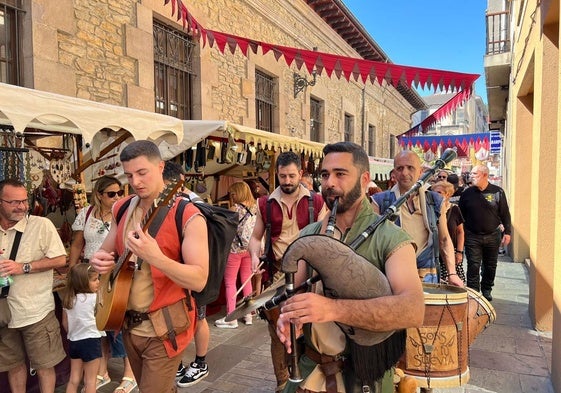 Una veintena de compañías musicales y teatrales con danzas tradicionales y números de acrobacias se dan cita este fin de semana en Balmaseda.
