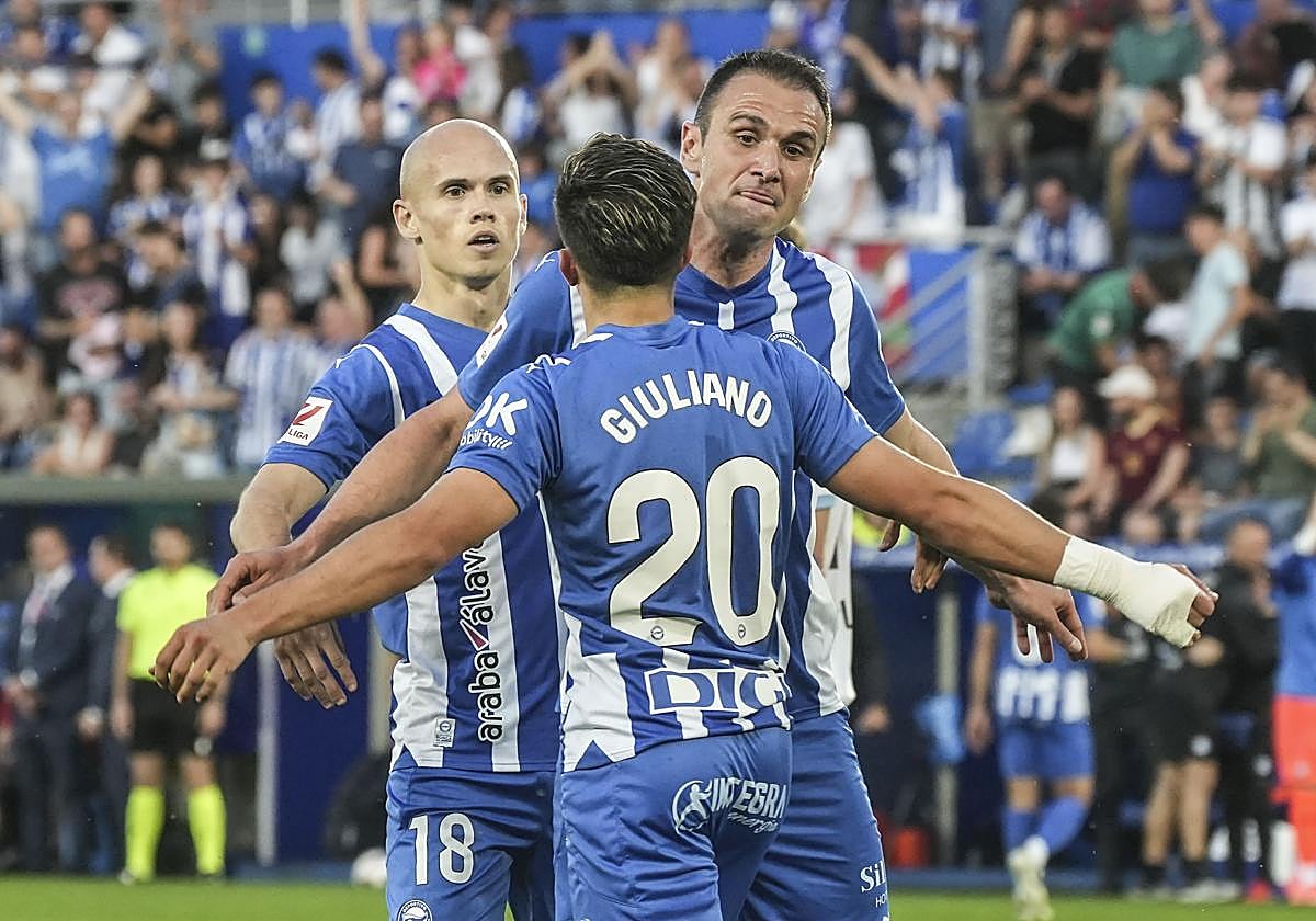 Guridi, Kike y Giuliano celebran el primer gol del Alavés ante el Girona, marcado por el azpeitiarra.
