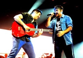 José con la guitarra y David con el micrófono.