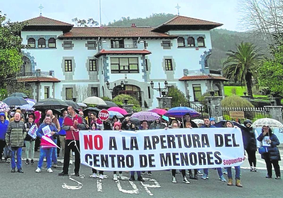 Manifestación de vecinos delante del palacio donde se ubica el centro de menores de Sopuerta.