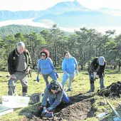 Trabajos de exhumación de los restos óseos hallados en Saibigain, 'el monte de la sangre'.